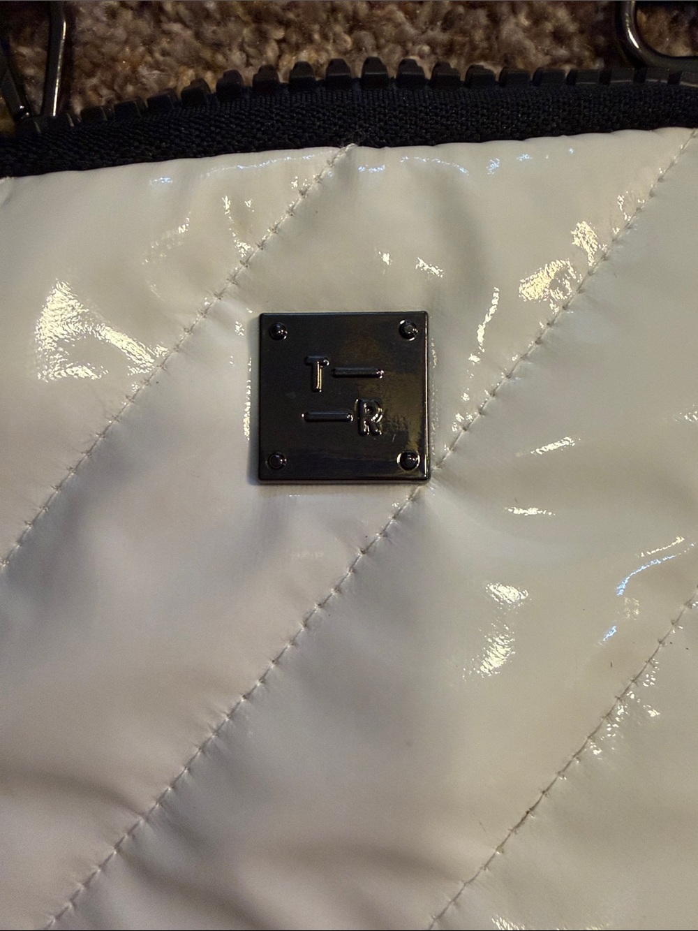 NWOT THINK ROYLN White Quilted Crossbody Phone Bag with Black Strap - Picture 7 of 7